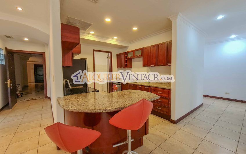 Apartamento amueblado de 224 m2 de 3 habit.+ oficina y vista en San Rafael Escazú