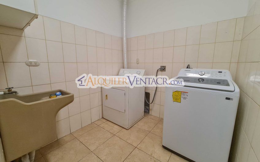 Apartamento amueblado de 224 m2 de 3 habit.+ oficina y vista en San Rafael Escazú