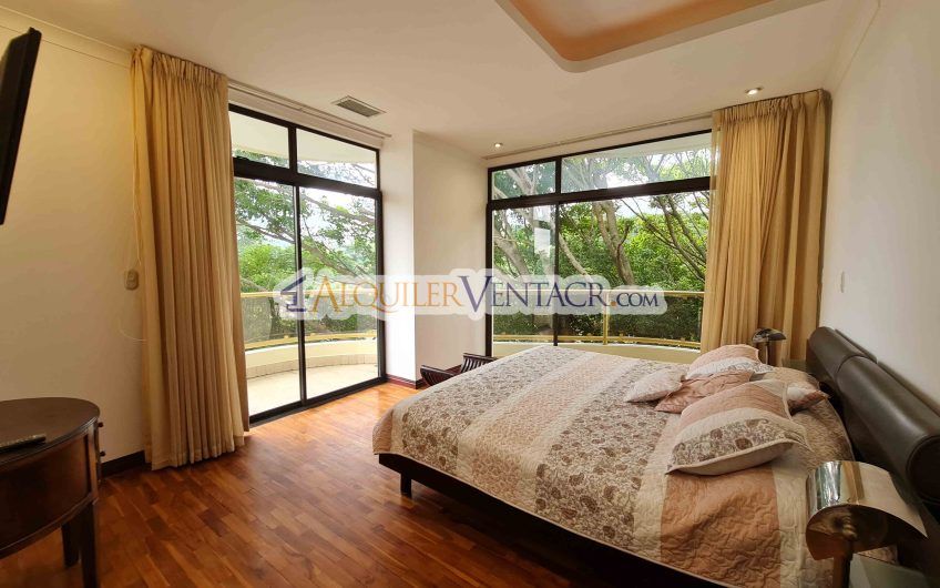 Apartamento amueblado de 224 m2 de 3 habit.+ oficina y vista en San Rafael Escazú