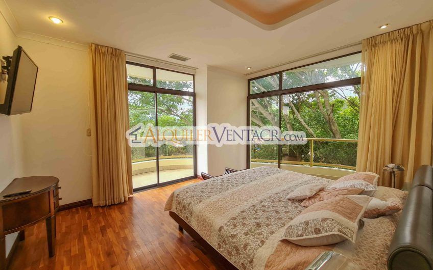 Apartamento amueblado de 224 m2 de 3 habit.+ oficina y vista en San Rafael Escazú