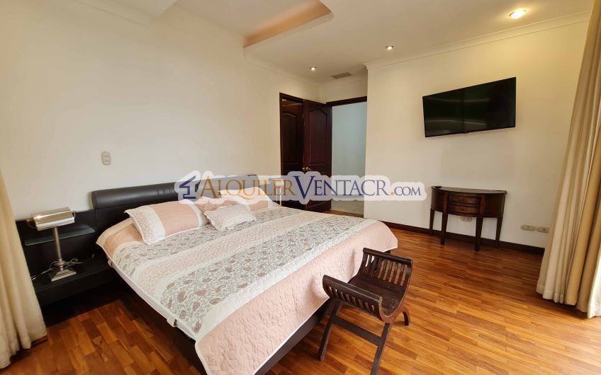 Apartamento amueblado de 224 m2 de 3 habit.+ oficina y vista en San Rafael Escazú