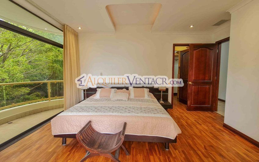 Apartamento amueblado de 224 m2 de 3 habit.+ oficina y vista en San Rafael Escazú