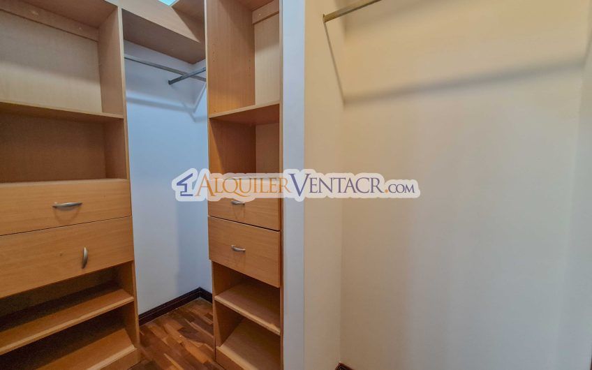 Apartamento amueblado de 224 m2 de 3 habit.+ oficina y vista en San Rafael Escazú