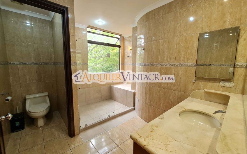 Apartamento amueblado de 224 m2 de 3 habit.+ oficina y vista en San Rafael Escazú