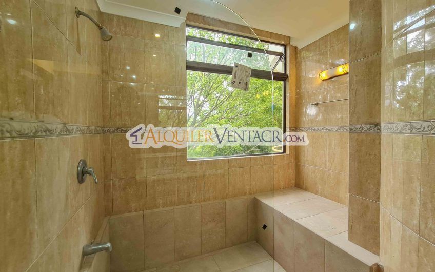 Apartamento amueblado de 224 m2 de 3 habit.+ oficina y vista en San Rafael Escazú