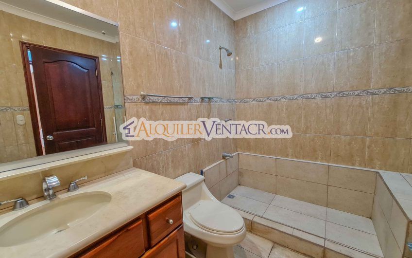 Apartamento amueblado de 224 m2 de 3 habit.+ oficina y vista en San Rafael Escazú