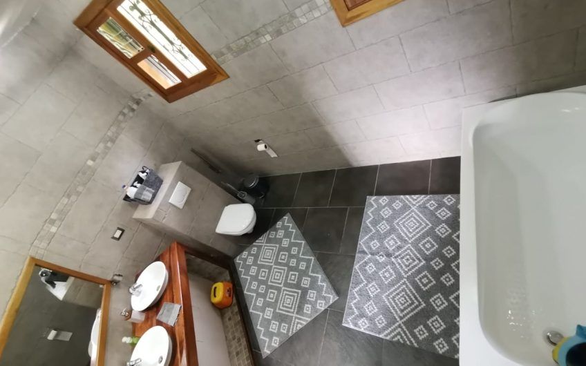 Casa de 504 m2 con 10.433 m2 de terreno y vistas en Ciudad Colón
