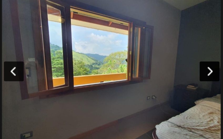 Casa de 504 m2 con 10.433 m2 de terreno y vistas en Ciudad Colón