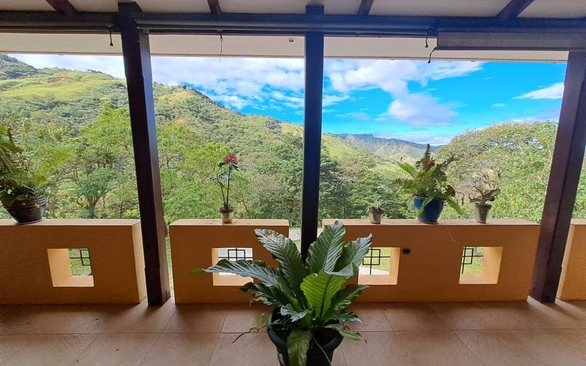 Casa de 504 m2 con 10.433 m2 de terreno y vistas en Ciudad Colón