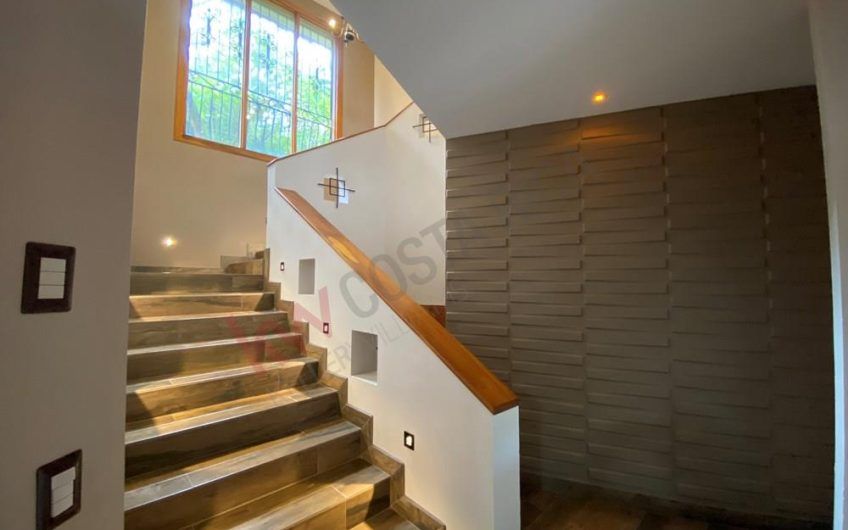 Casa de 504 m2 con 10.433 m2 de terreno y vistas en Ciudad Colón