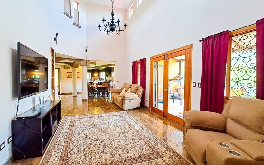 Casa de 504 m2 con 10.433 m2 de terreno y vistas en Ciudad Colón