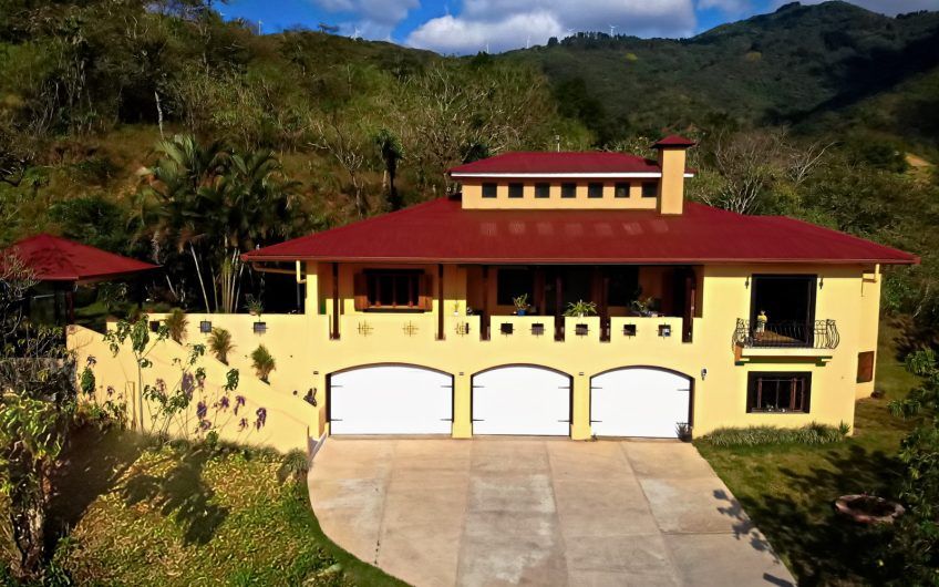 Casa de 504 m2 con 10.433 m2 de terreno y vistas en Ciudad Colón