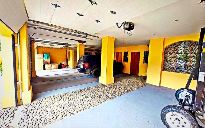 Casa de 504 m2 con 10.433 m2 de terreno y vistas en Ciudad Colón