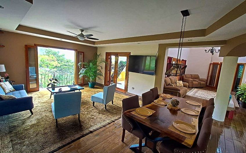 Casa de 504 m2 con 10.433 m2 de terreno y vistas en Ciudad Colón