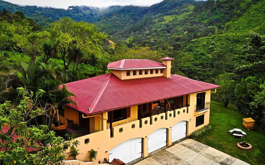 Casa de 504 m2 con 10.433 m2 de terreno y vistas en Ciudad Colón