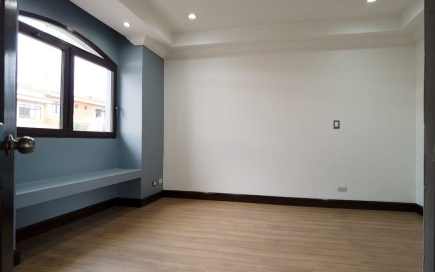Lujosa casa de 500 m2 en Residencial en Pinares de Curridabat