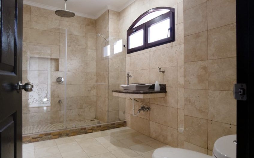 Lujosa casa de 500 m2 en Residencial en Pinares de Curridabat