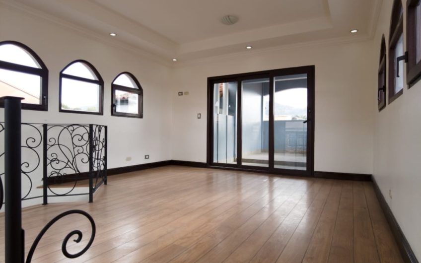 Lujosa casa de 500 m2 en Residencial en Pinares de Curridabat