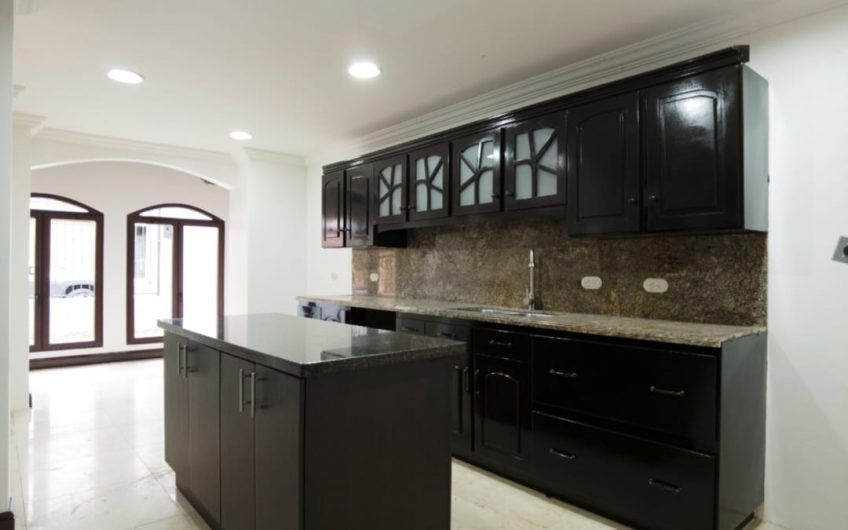 Lujosa casa de 500 m2 en Residencial en Pinares de Curridabat