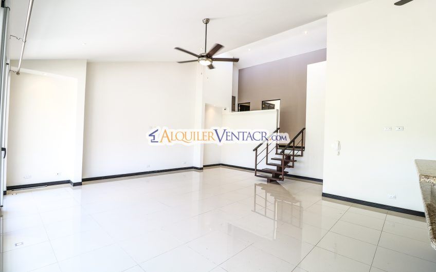 Condo contemporáneo de un nivel con jardín en Guachipelín Escazú