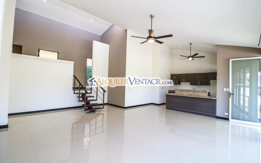 Condo contemporáneo de un nivel con jardín en Guachipelín Escazú