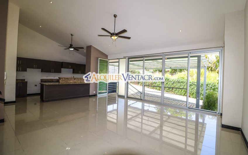 Condo contemporáneo de un nivel con jardín en Guachipelín Escazú