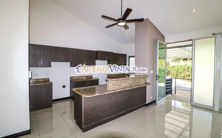 Condo contemporáneo de un nivel con jardín en Guachipelín Escazú