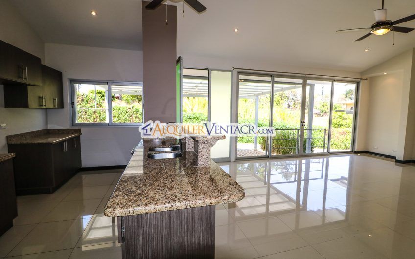 Condo contemporáneo de un nivel con jardín en Guachipelín Escazú