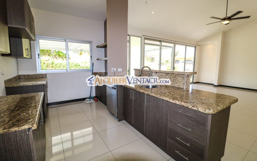 Condo contemporáneo de un nivel con jardín en Guachipelín Escazú