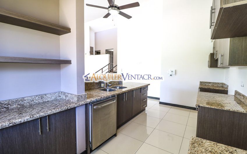 Condo contemporáneo de un nivel con jardín en Guachipelín Escazú