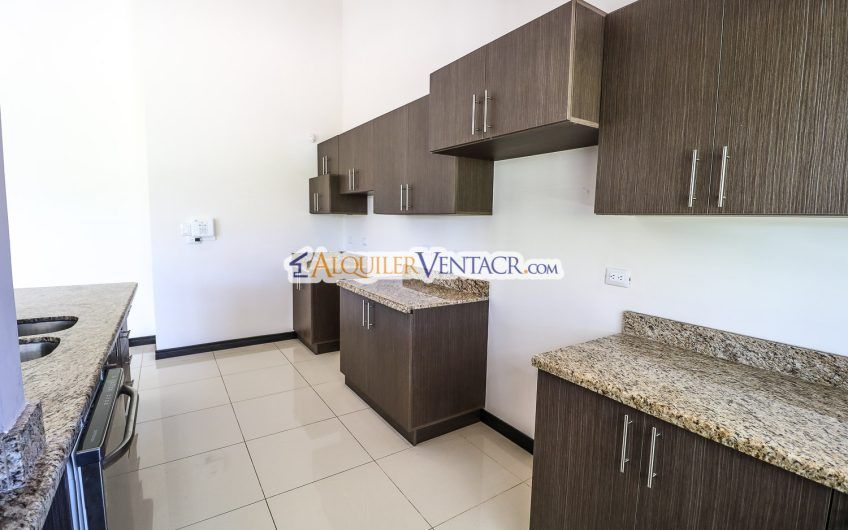 Condo contemporáneo de un nivel con jardín en Guachipelín Escazú