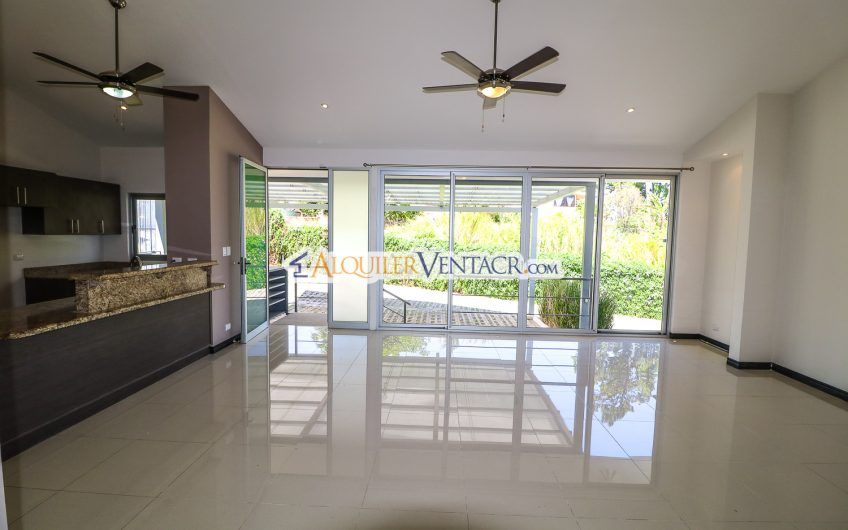 Condo contemporáneo de un nivel con jardín en Guachipelín Escazú