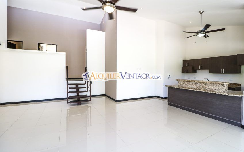 Condo contemporáneo de un nivel con jardín en Guachipelín Escazú