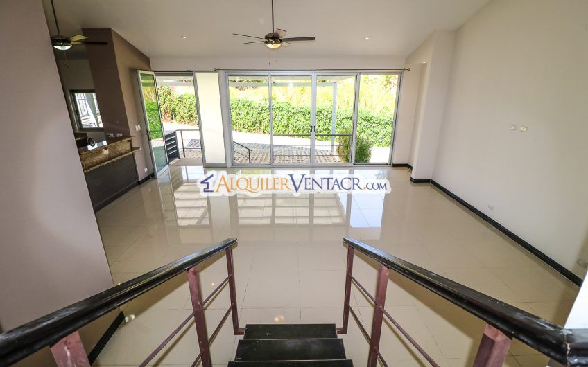 Condo contemporáneo de un nivel con jardín en Guachipelín Escazú
