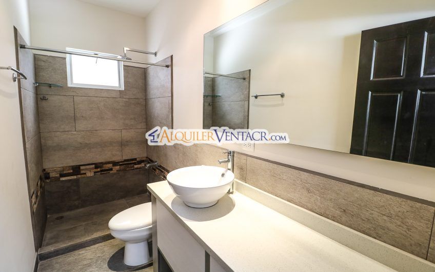 Condo contemporáneo de un nivel con jardín en Guachipelín Escazú