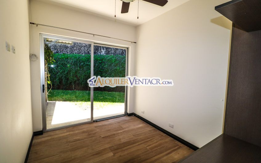 Condo contemporáneo de un nivel con jardín en Guachipelín Escazú