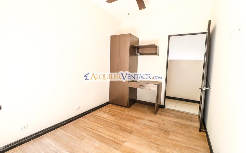Condo contemporáneo de un nivel con jardín en Guachipelín Escazú