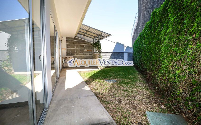 Condo contemporáneo de un nivel con jardín en Guachipelín Escazú