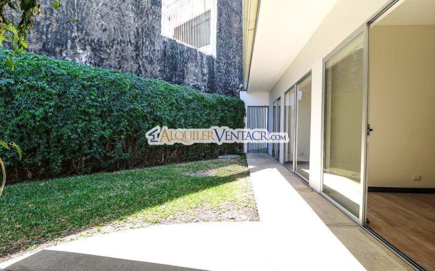 Condo contemporáneo de un nivel con jardín en Guachipelín Escazú