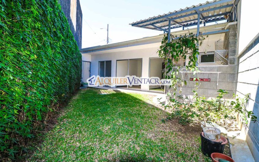 Condo contemporáneo de un nivel con jardín en Guachipelín Escazú