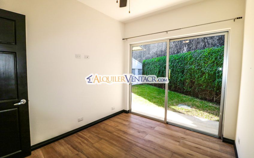 Condo contemporáneo de un nivel con jardín en Guachipelín Escazú