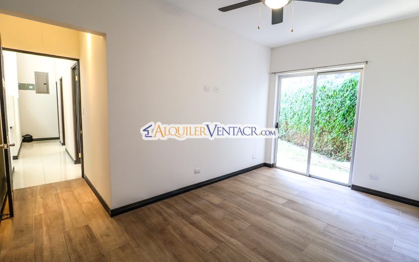 Condo contemporáneo de un nivel con jardín en Guachipelín Escazú
