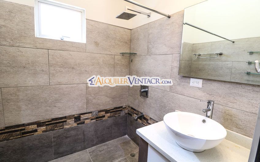 Condo contemporáneo de un nivel con jardín en Guachipelín Escazú
