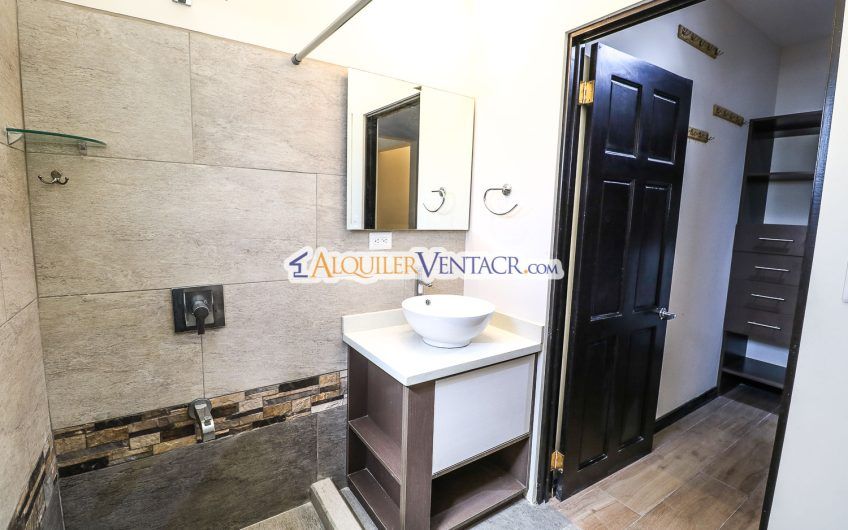 Condo contemporáneo de un nivel con jardín en Guachipelín Escazú