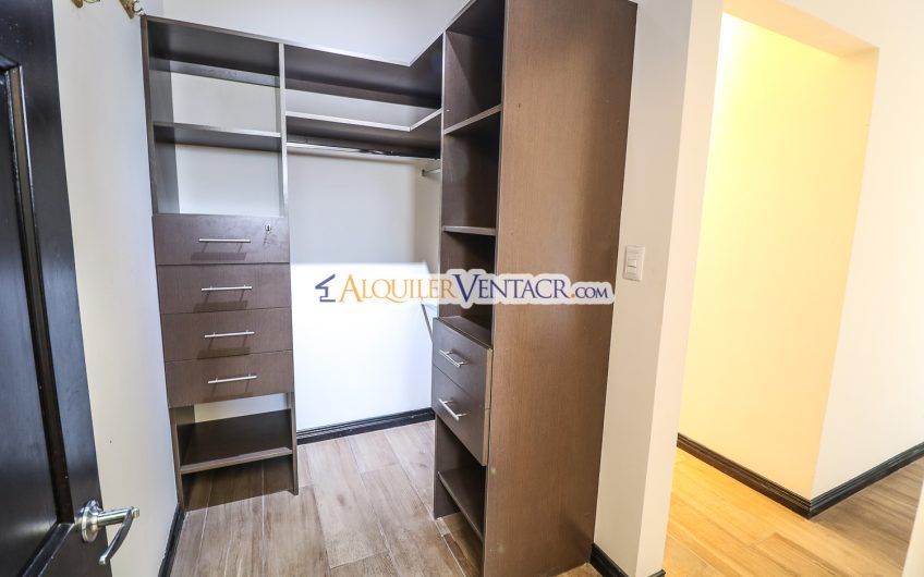 Condo contemporáneo de un nivel con jardín en Guachipelín Escazú