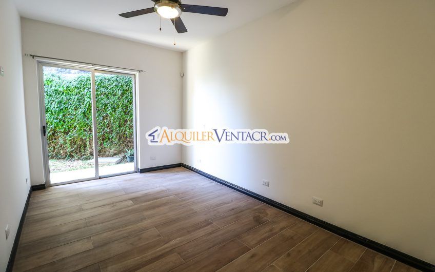 Condo contemporáneo de un nivel con jardín en Guachipelín Escazú