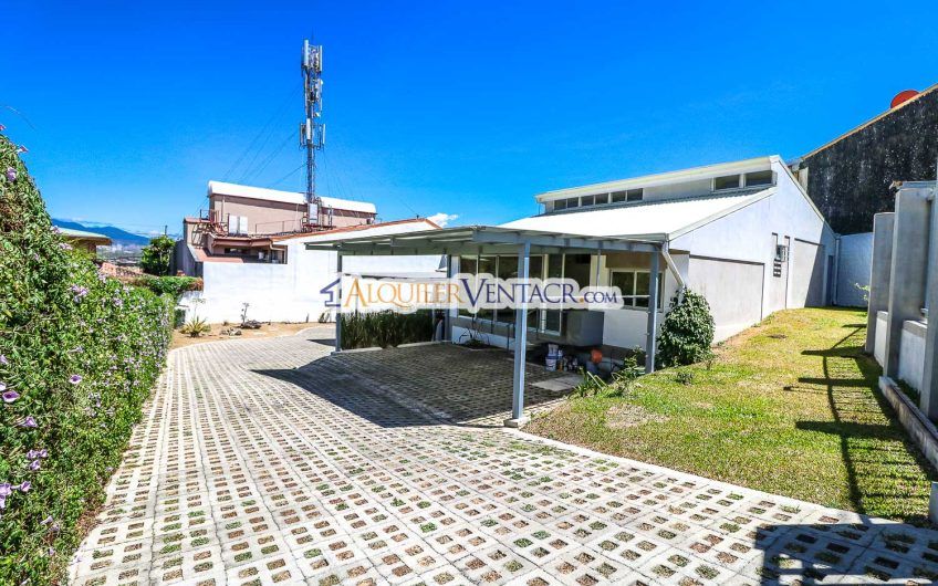 Condo contemporáneo de un nivel con jardín en Guachipelín Escazú