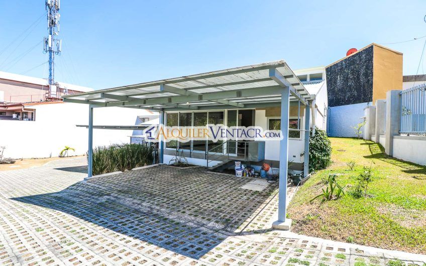 Condo contemporáneo de un nivel con jardín en Guachipelín Escazú