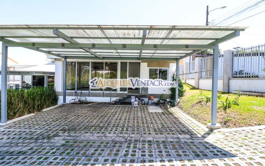 Condo contemporáneo de un nivel con jardín en Guachipelín Escazú