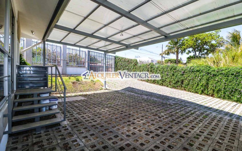 Condo contemporáneo de un nivel con jardín en Guachipelín Escazú